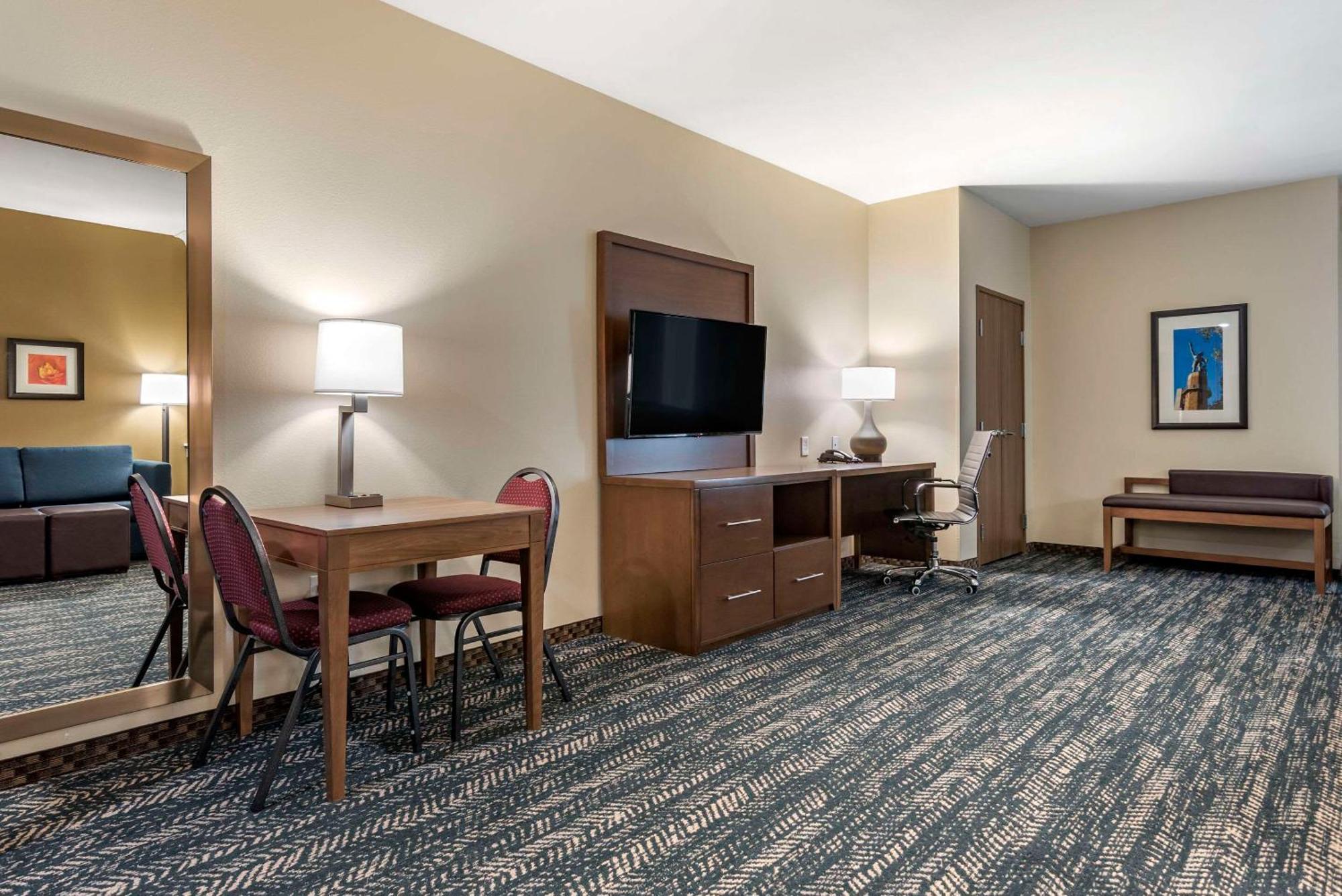 Comfort Inn & Suites Downtown Near University Tuscaloosa Bagian luar foto